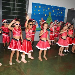 Creche Municipal de Chaveslândia encerra ano letivo com apresentações artísticas sobre o Natal (56) Creche Municipal de Chaveslândia encerra ano letivo com apresentações artísticas sobre o Natal (56)