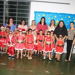 Creche Municipal de Chaveslândia encerra ano letivo com apresentações artísticas sobre o Natal (57) Creche Municipal de Chaveslândia encerra ano letivo com apresentações artísticas sobre o Natal (57)