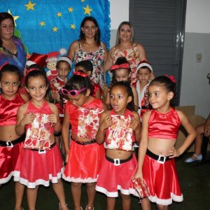 Creche Municipal de Chaveslândia encerra ano letivo com apresentações artísticas sobre o Natal (65) Creche Municipal de Chaveslândia encerra ano letivo com apresentações artísticas sobre o Natal (65)