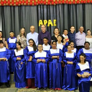 Em noite de emoção e alegria, APAE promove solenidade de formatura da Educação de Jovens e Adultos (35) Em noite de emoção e alegria, APAE promove solenidade de formatura da Educação de Jovens e Adultos (35)