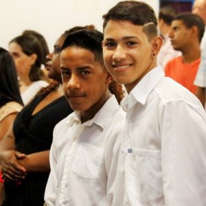Em noite de emoção e alegria, APAE promove solenidade de formatura da Educação de Jovens e Adultos (7) Em noite de emoção e alegria, APAE promove solenidade de formatura da Educação de Jovens e Adultos (7)