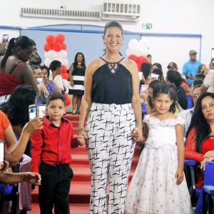 Emoção e alegria marcam solenidade de formatura da Educação Infantil da Escola Municipal Tancredo Neves (10) Emoção e alegria marcam solenidade de formatura da Educação Infantil da Escola Municipal Tancredo Neves (10)