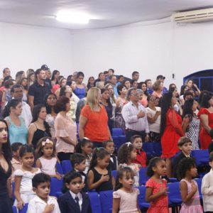 Emoção e alegria marcam solenidade de formatura da Educação Infantil da Escola Municipal Tancredo Neves (18) Emoção e alegria marcam solenidade de formatura da Educação Infantil da Escola Municipal Tancredo Neves (18)