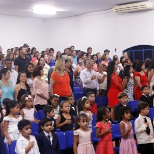 Emoção e alegria marcam solenidade de formatura da Educação Infantil da Escola Municipal Tancredo Neves (19) Emoção e alegria marcam solenidade de formatura da Educação Infantil da Escola Municipal Tancredo Neves (19)