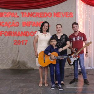 Emoção e alegria marcam solenidade de formatura da Educação Infantil da Escola Municipal Tancredo Neves (23) Emoção e alegria marcam solenidade de formatura da Educação Infantil da Escola Municipal Tancredo Neves (23)