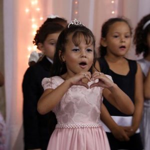 Emoção e alegria marcam solenidade de formatura da Educação Infantil da Escola Municipal Tancredo Neves (28) Emoção e alegria marcam solenidade de formatura da Educação Infantil da Escola Municipal Tancredo Neves (28)