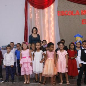 Emoção e alegria marcam solenidade de formatura da Educação Infantil da Escola Municipal Tancredo Neves (33) Emoção e alegria marcam solenidade de formatura da Educação Infantil da Escola Municipal Tancredo Neves (33)