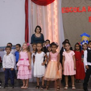 Emoção e alegria marcam solenidade de formatura da Educação Infantil da Escola Municipal Tancredo Neves (34) Emoção e alegria marcam solenidade de formatura da Educação Infantil da Escola Municipal Tancredo Neves (34)