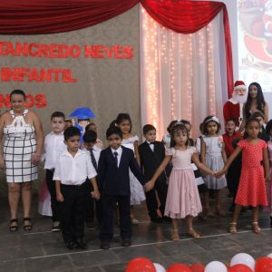 Emoção e alegria marcam solenidade de formatura da Educação Infantil da Escola Municipal Tancredo Neves (35) Emoção e alegria marcam solenidade de formatura da Educação Infantil da Escola Municipal Tancredo Neves (35)