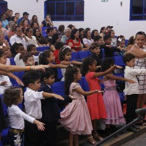 Emoção e alegria marcam solenidade de formatura da Educação Infantil da Escola Municipal Tancredo Neves (37) Emoção e alegria marcam solenidade de formatura da Educação Infantil da Escola Municipal Tancredo Neves (37)