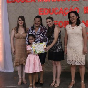 Emoção e alegria marcam solenidade de formatura da Educação Infantil da Escola Municipal Tancredo Neves (39) Emoção e alegria marcam solenidade de formatura da Educação Infantil da Escola Municipal Tancredo Neves (39)