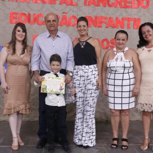 Emoção e alegria marcam solenidade de formatura da Educação Infantil da Escola Municipal Tancredo Neves (47) Emoção e alegria marcam solenidade de formatura da Educação Infantil da Escola Municipal Tancredo Neves (47)