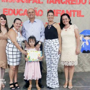 Emoção e alegria marcam solenidade de formatura da Educação Infantil da Escola Municipal Tancredo Neves (50) Emoção e alegria marcam solenidade de formatura da Educação Infantil da Escola Municipal Tancredo Neves (50)