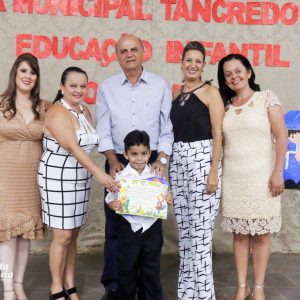 Emoção e alegria marcam solenidade de formatura da Educação Infantil da Escola Municipal Tancredo Neves (52) Emoção e alegria marcam solenidade de formatura da Educação Infantil da Escola Municipal Tancredo Neves (52)