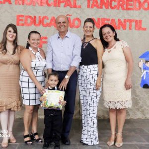 Emoção e alegria marcam solenidade de formatura da Educação Infantil da Escola Municipal Tancredo Neves (54) Emoção e alegria marcam solenidade de formatura da Educação Infantil da Escola Municipal Tancredo Neves (54)