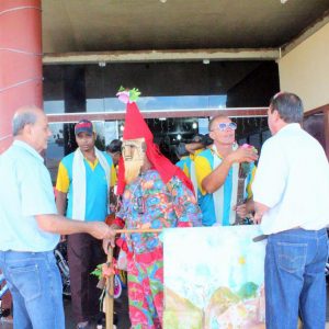 Prefeito e Vice recebem grupo de Folia de Reis vindos de Iturama (10) Prefeito e Vice recebem grupo de Folia de Reis vindos de Iturama (10)