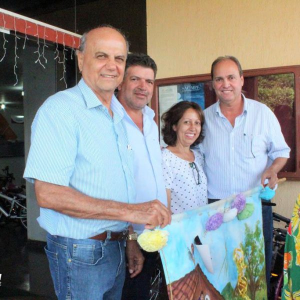 Prefeito e Vice recebem grupo de Folia de Reis vindos de Iturama Prefeito e Vice recebem grupo de Folia de Reis vindos de Iturama