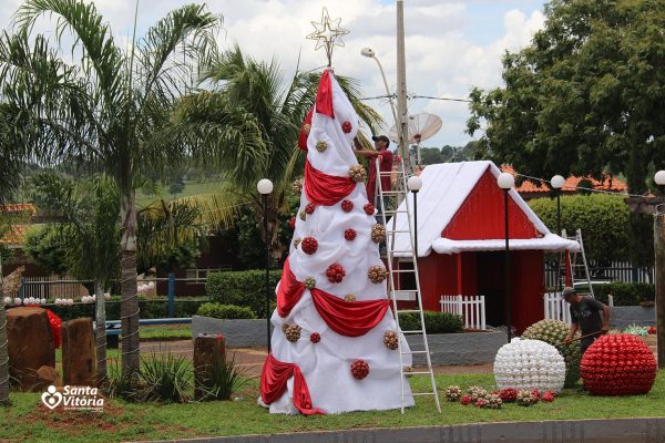 Prefeitura prepara a cidade para a chegada do “Bom Velhinho”, hoje, em Santa Vitória (1)