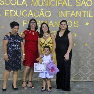 mais de 90 alunos recebem diploma da Educação Infantil da Escola Municipal São José (45)