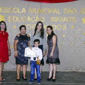 mais de 90 alunos recebem diploma da Educação Infantil da Escola Municipal São José (51)