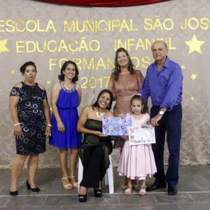 mais de 90 alunos recebem diploma da Educação Infantil da Escola Municipal São José (54)