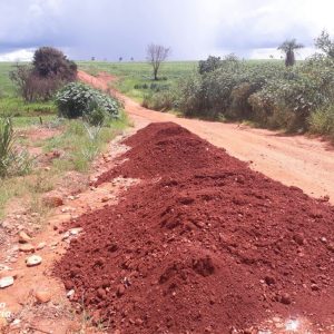 Colocação de Cascalho na estrada do São Domingos Colocação de Cascalho na estrada do São Domingos