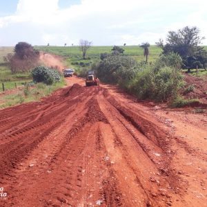 Colocação de Cascalho na estrada do São Domingos Colocação de Cascalho na estrada do São Domingos