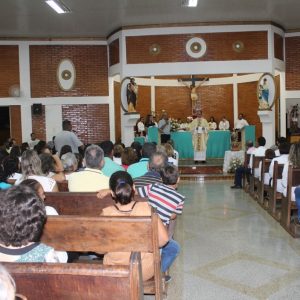 Missa de despedida dos 15 anos de atuação do Padre Fernando na Paróquia Nossa Senhora das Vitórias (17) Missa de despedida dos 15 anos de atuação do Padre Fernando na Paróquia Nossa Senhora das Vitórias (17)