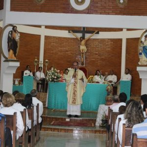 Missa de despedida dos 15 anos de atuação do Padre Fernando na Paróquia Nossa Senhora das Vitórias (36) Missa de despedida dos 15 anos de atuação do Padre Fernando na Paróquia Nossa Senhora das Vitórias (36)