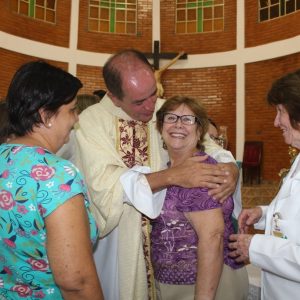 Missa de despedida dos 15 anos de atuação do Padre Fernando na Paróquia Nossa Senhora das Vitórias (38) Missa de despedida dos 15 anos de atuação do Padre Fernando na Paróquia Nossa Senhora das Vitórias (38)