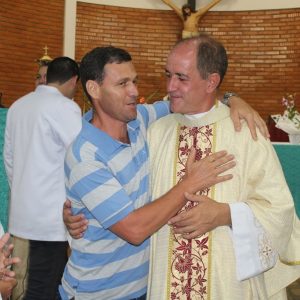 Missa de despedida dos 15 anos de atuação do Padre Fernando na Paróquia Nossa Senhora das Vitórias (41) Missa de despedida dos 15 anos de atuação do Padre Fernando na Paróquia Nossa Senhora das Vitórias (41)