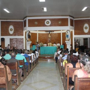 Missa de despedida dos 15 anos de atuação do Padre Fernando na Paróquia Nossa Senhora das Vitórias (5) Missa de despedida dos 15 anos de atuação do Padre Fernando na Paróquia Nossa Senhora das Vitórias (5)