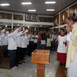 Missa de despedida dos 15 anos de atuação do Padre Fernando na Paróquia Nossa Senhora das Vitórias (9) Missa de despedida dos 15 anos de atuação do Padre Fernando na Paróquia Nossa Senhora das Vitórias (9)