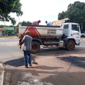 Prefeitura de Santa Vitória intensifica Operação Tapa-buracos (14) Prefeitura de Santa Vitória intensifica Operação Tapa-buracos (14)