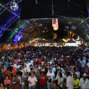 Santa Vitória comemora a chegada do Ano Novo com grande festa de Réveillon (34) Santa Vitória comemora a chegada do Ano Novo com grande festa de Réveillon (34)