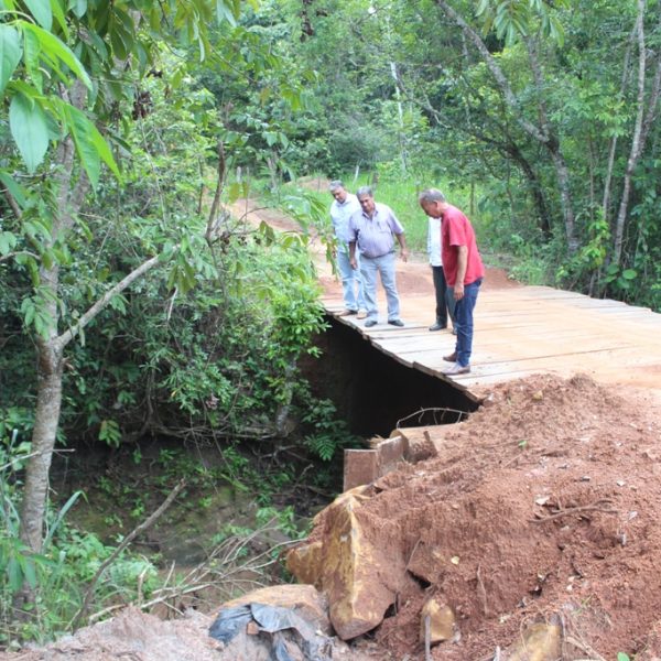 Secretário de Infraestrutura e Vereadores visitam obras de construção de pontes e mata-burros e de reparos em estradas do município Secretário de Infraestrutura e Vereadores visitam obras de construção de pontes e mata-burros e de reparos em estradas do município