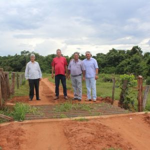 Secretário de Infraestrutura e Vereadores visitam obras de construção de pontes e mata-burros e de reparos em estradas do município Secretário de Infraestrutura e Vereadores visitam obras de construção de pontes e mata-burros e de reparos em estradas do município