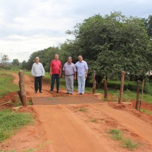 Secretário de Infraestrutura e Vereadores visitam obras de construção de pontes e mata-burros e de reparos em estradas do município Secretário de Infraestrutura e Vereadores visitam obras de construção de pontes e mata-burros e de reparos em estradas do município