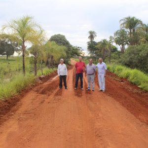 Secretário de Infraestrutura e Vereadores visitam obras de construção de pontes e mata-burros e de reparos em estradas do município Secretário de Infraestrutura e Vereadores visitam obras de construção de pontes e mata-burros e de reparos em estradas do município