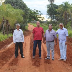 Secretário de Infraestrutura e Vereadores visitam obras de construção de pontes e mata-burros e de reparos em estradas do município Secretário de Infraestrutura e Vereadores visitam obras de construção de pontes e mata-burros e de reparos em estradas do município