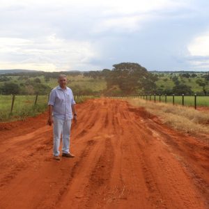 Secretário de Infraestrutura e Vereadores visitam obras de construção de pontes e mata-burros e de reparos em estradas do município Secretário de Infraestrutura e Vereadores visitam obras de construção de pontes e mata-burros e de reparos em estradas do município