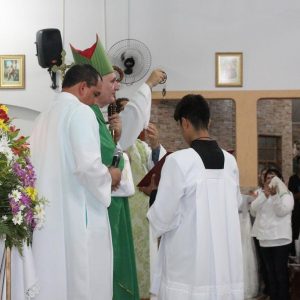 Celebrações, nas igrejas, acolhem novos párocos e reforçam compromisso com a comunidade católica de Santa Vitória (10) Celebrações, nas igrejas, acolhem novos párocos e reforçam compromisso com a comunidade católica de Santa Vitória (10)