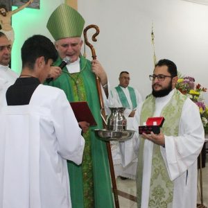 Celebrações, nas igrejas, acolhem novos párocos e reforçam compromisso com a comunidade católica de Santa Vitória (12) Celebrações, nas igrejas, acolhem novos párocos e reforçam compromisso com a comunidade católica de Santa Vitória (12)