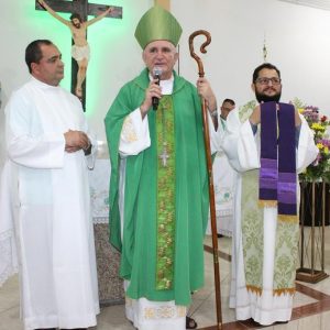 Celebrações, nas igrejas, acolhem novos párocos e reforçam compromisso com a comunidade católica de Santa Vitória (13) Celebrações, nas igrejas, acolhem novos párocos e reforçam compromisso com a comunidade católica de Santa Vitória (13)