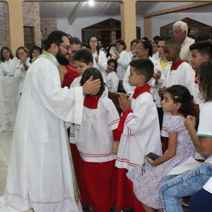 Celebrações, nas igrejas, acolhem novos párocos e reforçam compromisso com a comunidade católica de Santa Vitória (16) Celebrações, nas igrejas, acolhem novos párocos e reforçam compromisso com a comunidade católica de Santa Vitória (16)