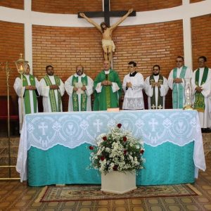 Celebrações, nas igrejas, acolhem novos párocos e reforçam compromisso com a comunidade católica de Santa Vitória (24) Celebrações, nas igrejas, acolhem novos párocos e reforçam compromisso com a comunidade católica de Santa Vitória (24)