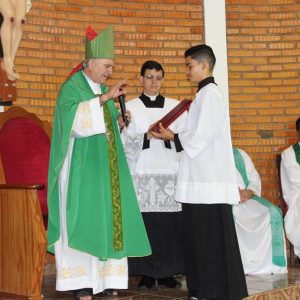 Celebrações, nas igrejas, acolhem novos párocos e reforçam compromisso com a comunidade católica de Santa Vitória (32) Celebrações, nas igrejas, acolhem novos párocos e reforçam compromisso com a comunidade católica de Santa Vitória (32)