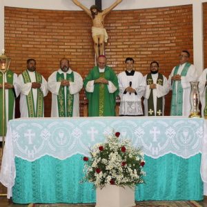 Celebrações, nas igrejas, acolhem novos párocos e reforçam compromisso com a comunidade católica de Santa Vitória (35) Celebrações, nas igrejas, acolhem novos párocos e reforçam compromisso com a comunidade católica de Santa Vitória (35)