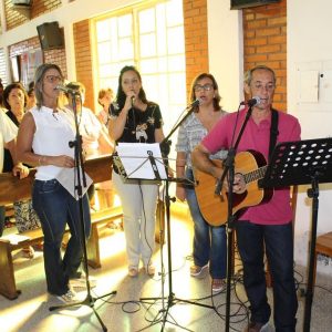 Celebrações, nas igrejas, acolhem novos párocos e reforçam compromisso com a comunidade católica de Santa Vitória (36) Celebrações, nas igrejas, acolhem novos párocos e reforçam compromisso com a comunidade católica de Santa Vitória (36)