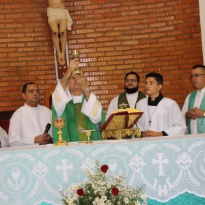 Celebrações, nas igrejas, acolhem novos párocos e reforçam compromisso com a comunidade católica de Santa Vitória (41) Celebrações, nas igrejas, acolhem novos párocos e reforçam compromisso com a comunidade católica de Santa Vitória (41)